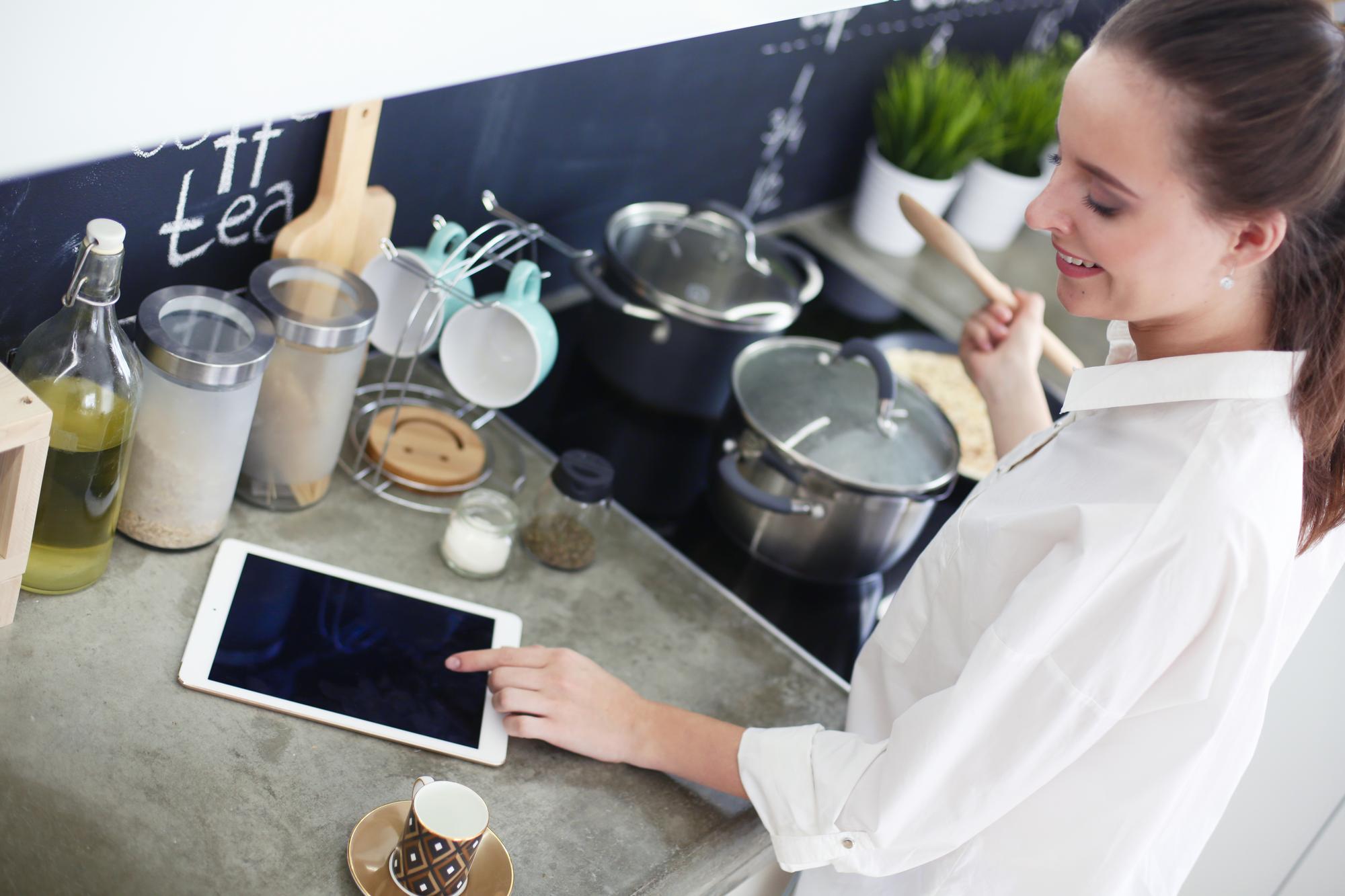 Workspace cucina tecnologica con tablet