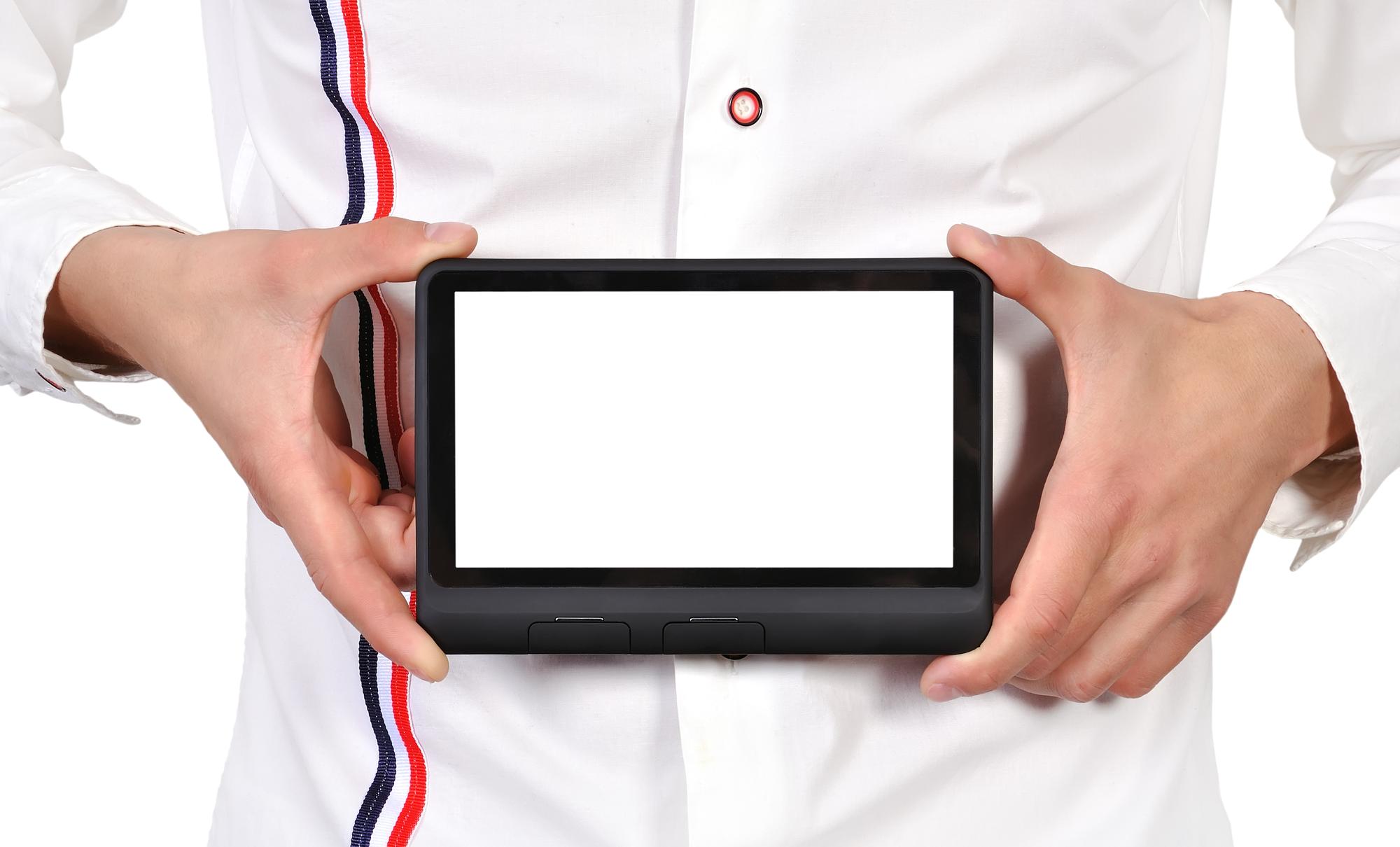 Chef digitale che mostra un piatto moderno